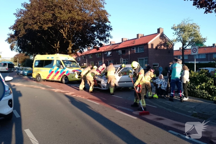 Automobilist ramt verkeerspaal uit grond door laagstaande zon