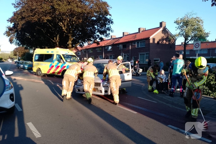 Automobilist ramt verkeerspaal uit grond door laagstaande zon