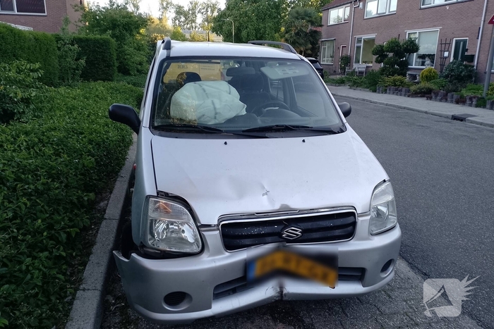 Automobilist ramt verkeerspaal uit grond door laagstaande zon