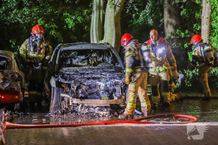 Twee geparkeerde auto's verwoest door brand