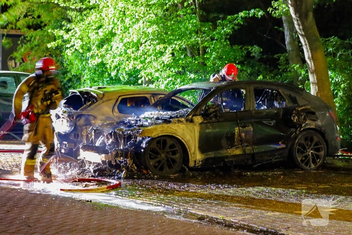 Twee geparkeerde auto's verwoest door brand