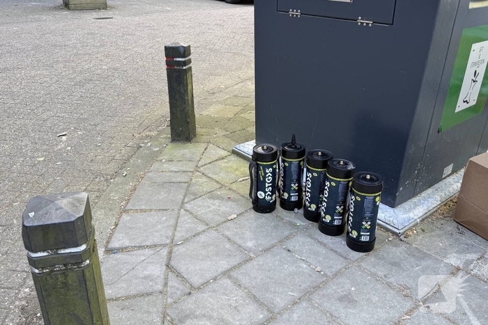 Vijf lachgasflessen gedumpt bij container