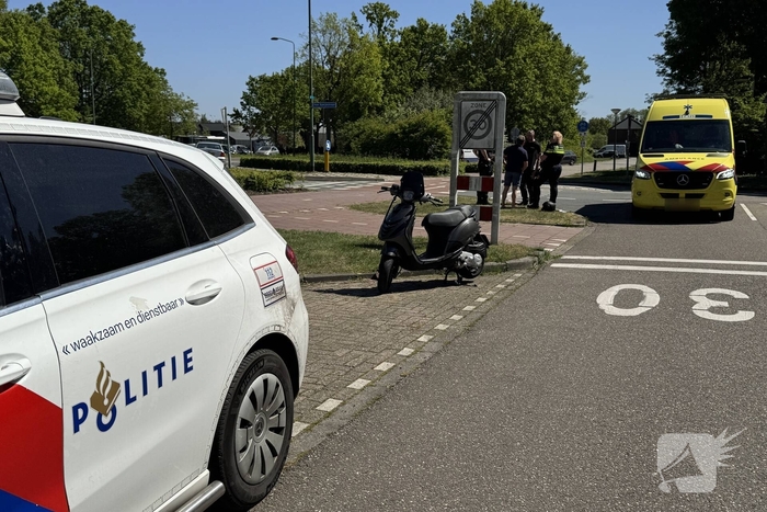 Scooter en bestelbus botsen op rotonde