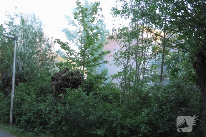 Brand in berm en boom bestreden door brandweer