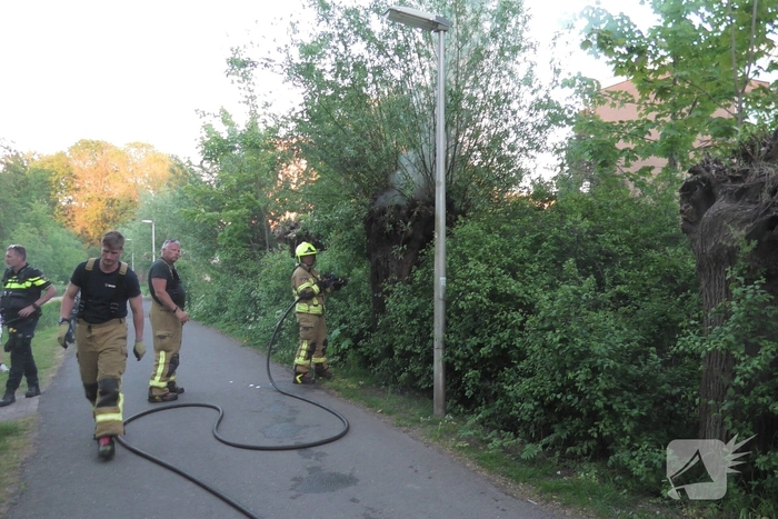 Brand in berm en boom bestreden door brandweer