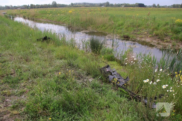 Bestuurder spoorloos na aantreffen te water geraakte voertuig