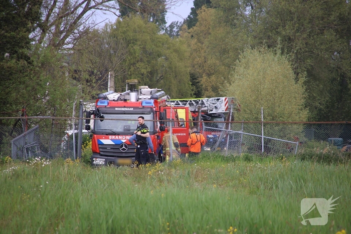 Bestuurder spoorloos na aantreffen te water geraakte voertuig
