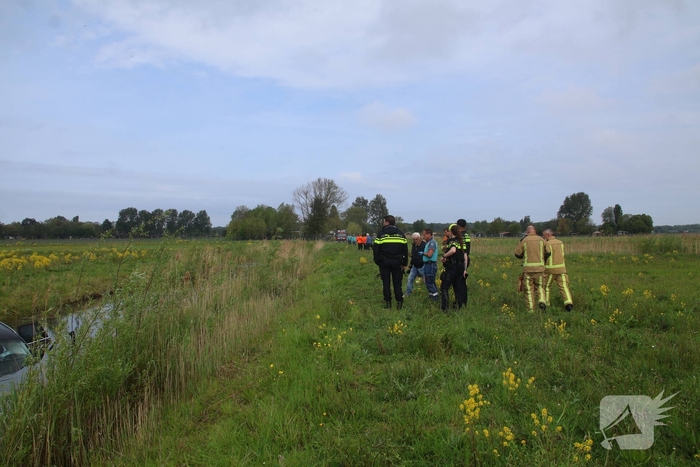Bestuurder spoorloos na aantreffen te water geraakte voertuig