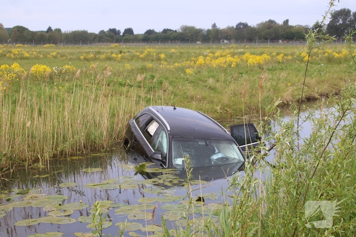 Bestuurder spoorloos na aantreffen te water geraakte voertuig
