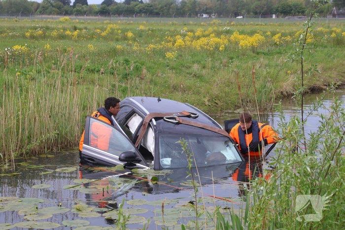 Bestuurder spoorloos na aantreffen te water geraakte voertuig
