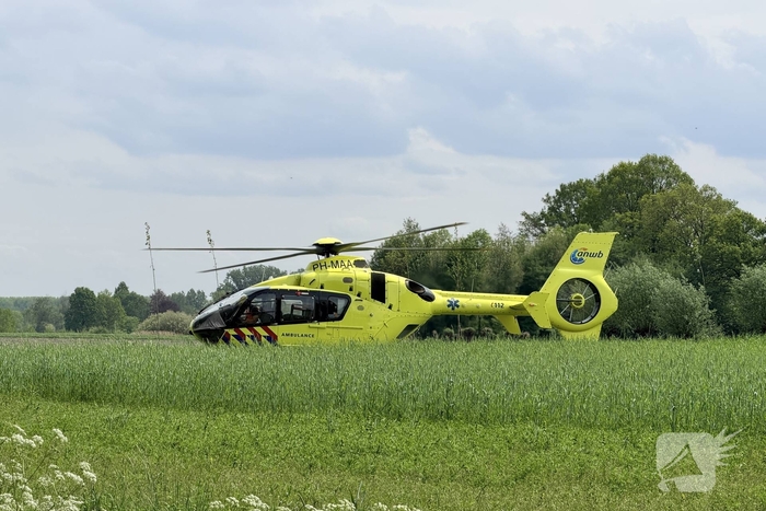 Man zwaar gewond bij aanrijding met boom