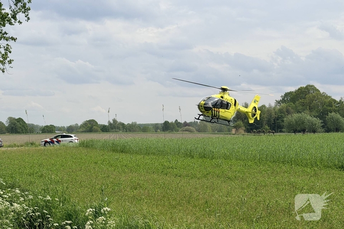 Man zwaar gewond bij aanrijding met boom