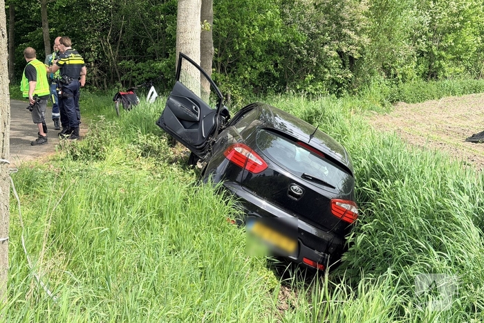 Man zwaar gewond bij aanrijding met boom