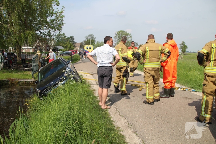 Auto raakt in sloot na schrikmoment