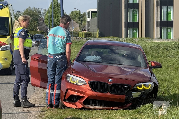 Auto mist wiel na crash tegen paal