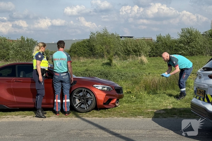 Auto mist wiel na crash tegen paal