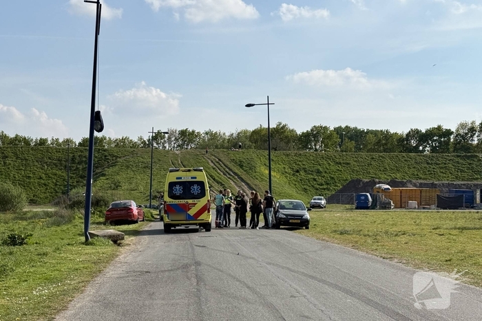 Auto mist wiel na crash tegen paal