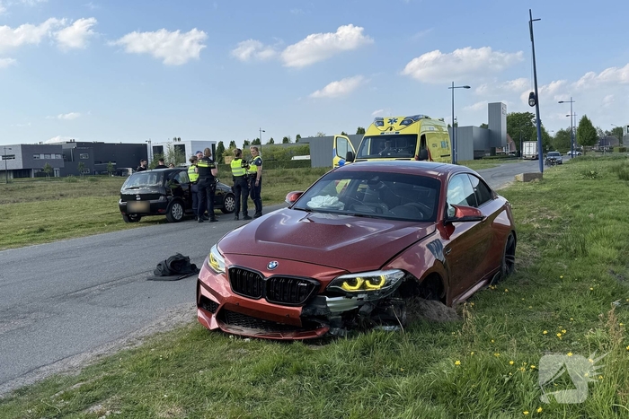 Auto mist wiel na crash tegen paal