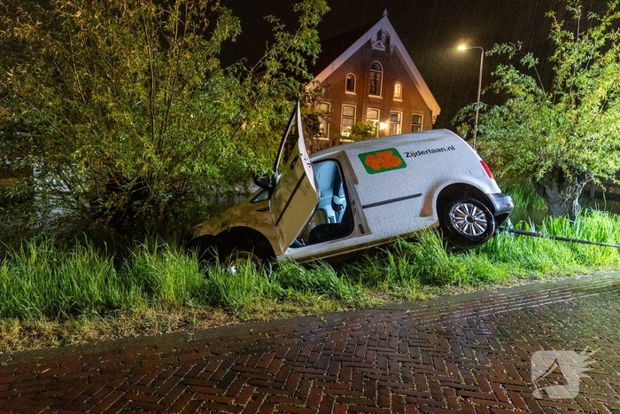 Auto bijna te water in Stolwijk