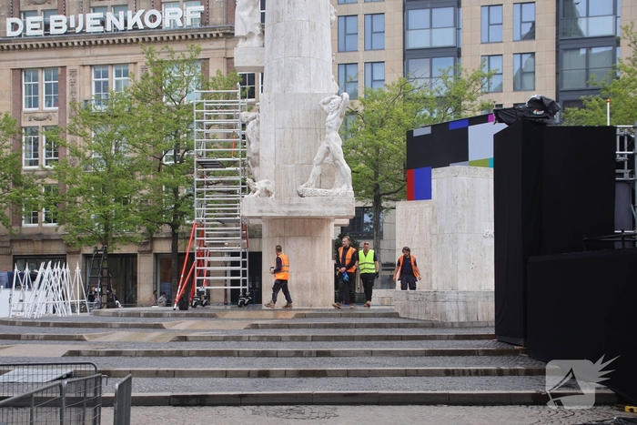 Schoonmaken van nationaal monument op Dam na bekladding