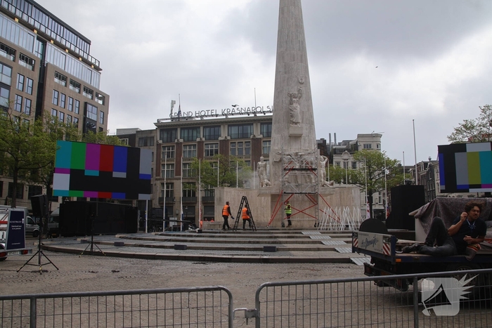 Schoonmaken van nationaal monument op Dam na bekladding