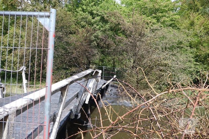 Houten brug verwoest door brand