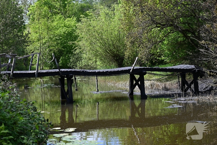 Houten brug verwoest door brand