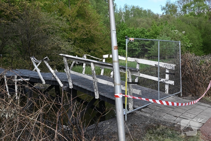 Houten brug verwoest door brand