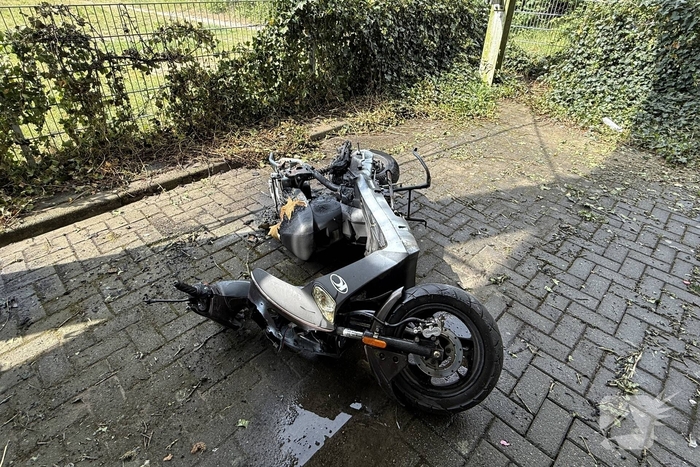 Scooter in brand gestoken op afgelegen plek