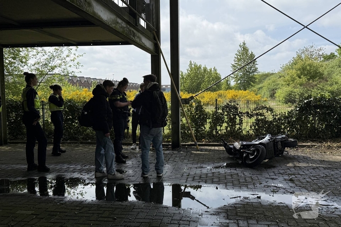 Scooter in brand gestoken op afgelegen plek