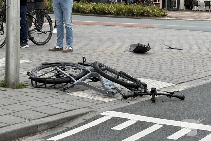 Auto rijdt fietser aan en vlucht