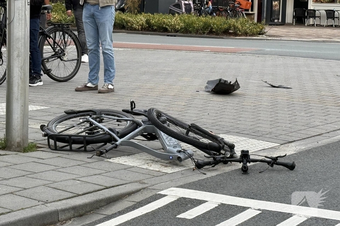 Auto rijdt fietser aan en vlucht