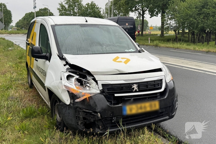 Ongeval tussen bestelbus en auto op N272