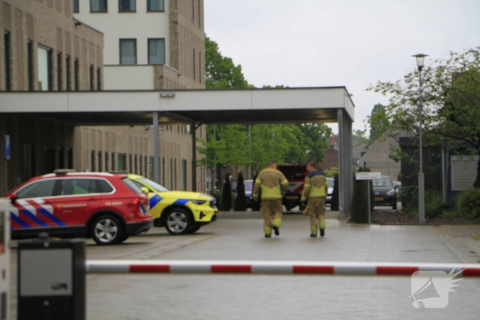 Brandweer met spoed naar ziekenhuis voor incident