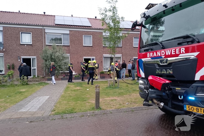 Brandweer blust woningbrand