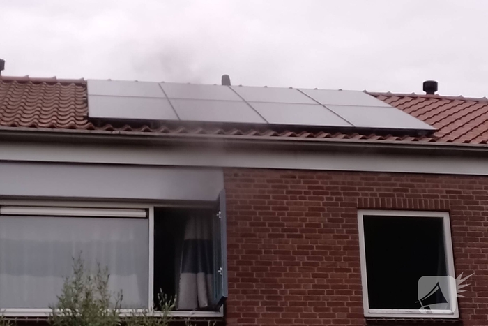 Brandweer blust woningbrand