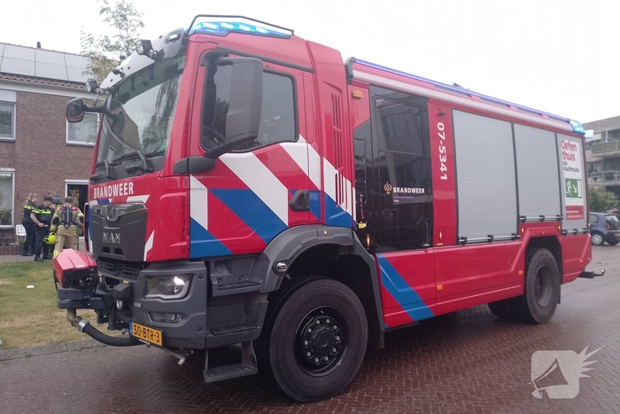 Brandweer blust woningbrand