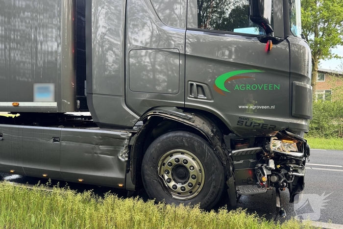 Forse aanrijding tussen auto en vrachtwagen