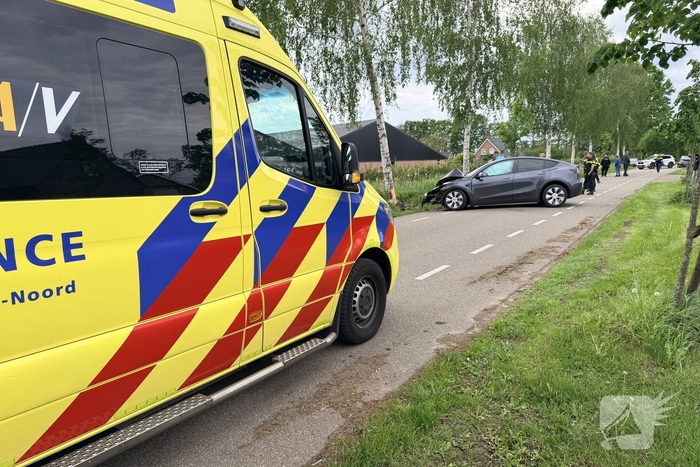 Tesla botst tegen boom met lichte verwondingen