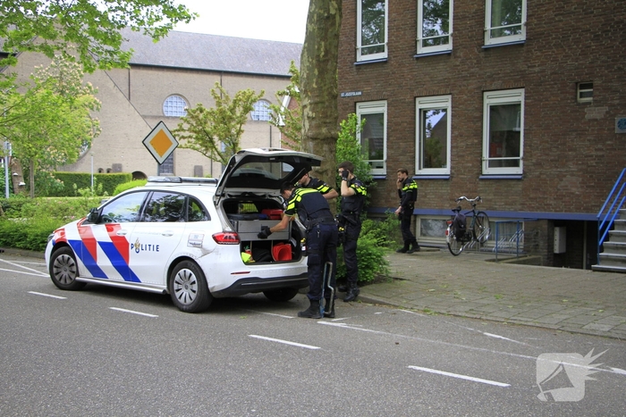 Politie valt woning binnen met stormram