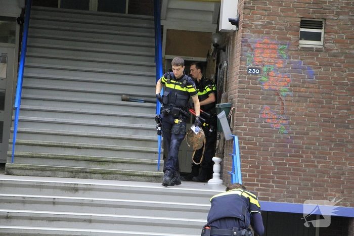 Politie valt woning binnen met stormram