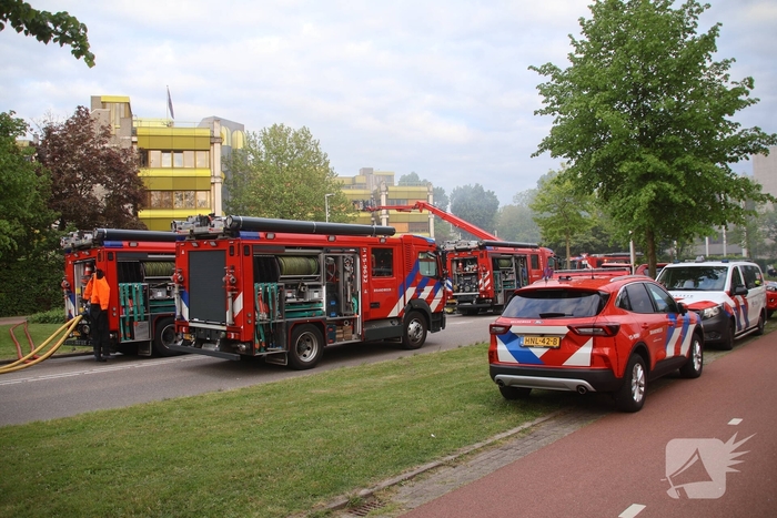 Blusrobot ingezet bij uitslaande brand in verlaten kantoorgebouw