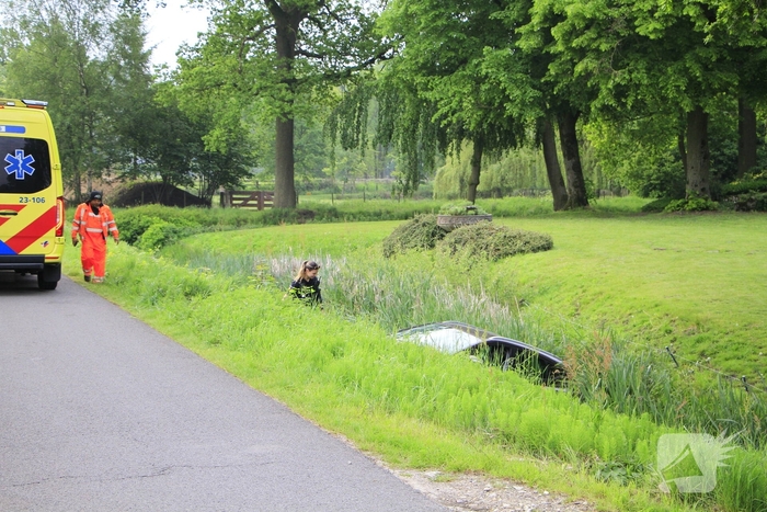 Auto belandt in sloot na keeractie