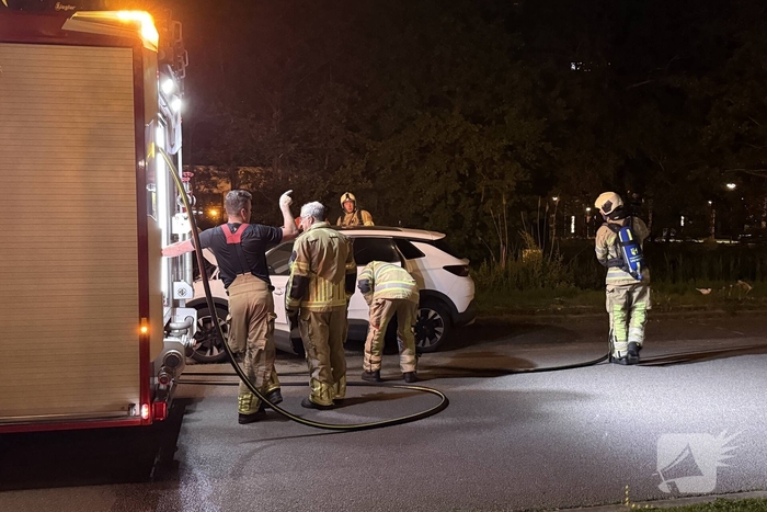 Brandweer blust voertuigbrand