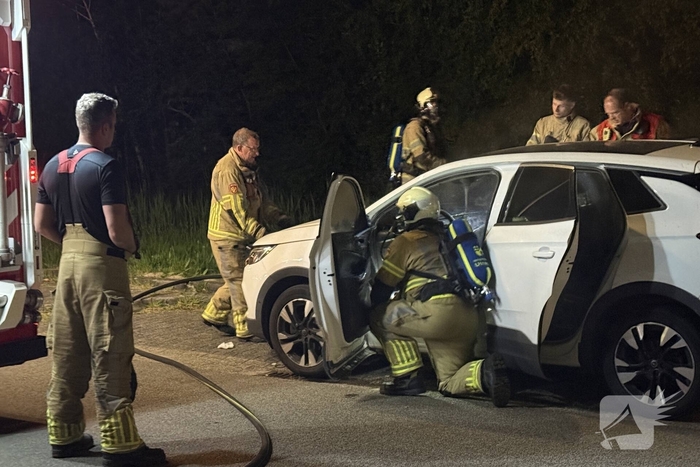 Brandweer blust voertuigbrand