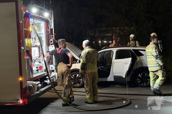 Brandweer blust voertuigbrand
