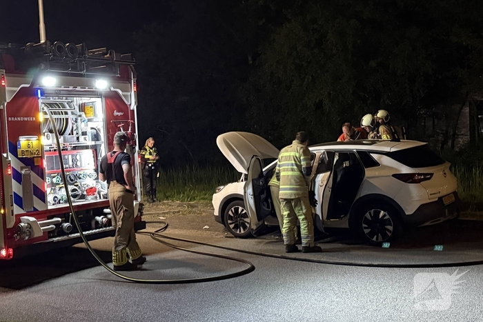 Brandweer blust voertuigbrand