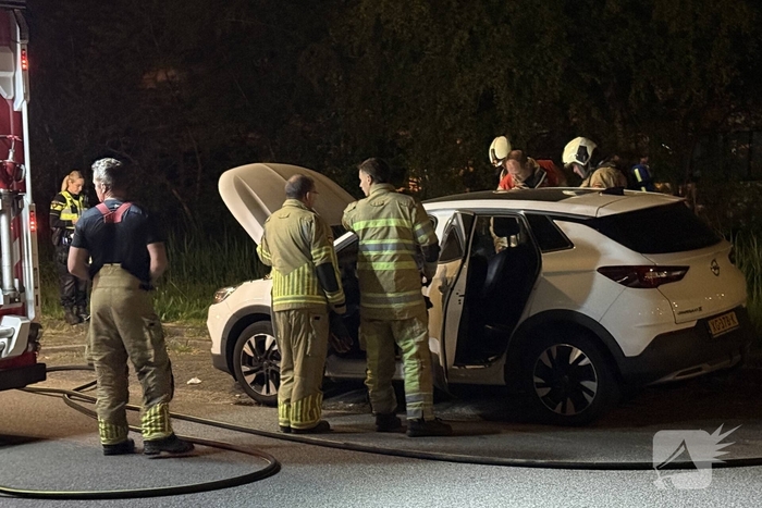 Brandweer blust voertuigbrand
