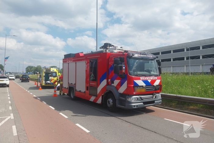Rolstoelbestuurder rijdt van talud af