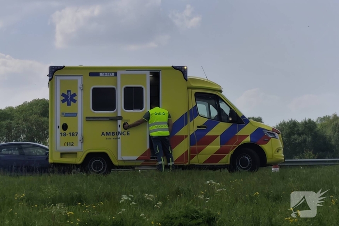 Auto belandt op zijkant in sloot naast snelweg